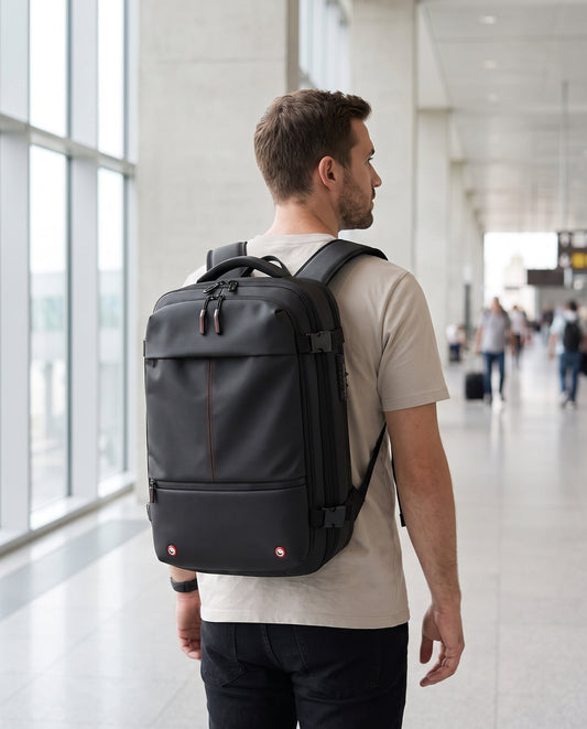 Viajero en el aeropuerto con la mochila de viaje al vacío Zetics a la espalda