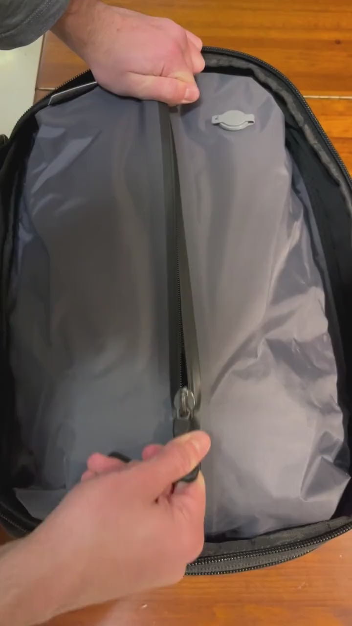 Vídeo del producto real: llenar, comprimir y cerrar la mochila