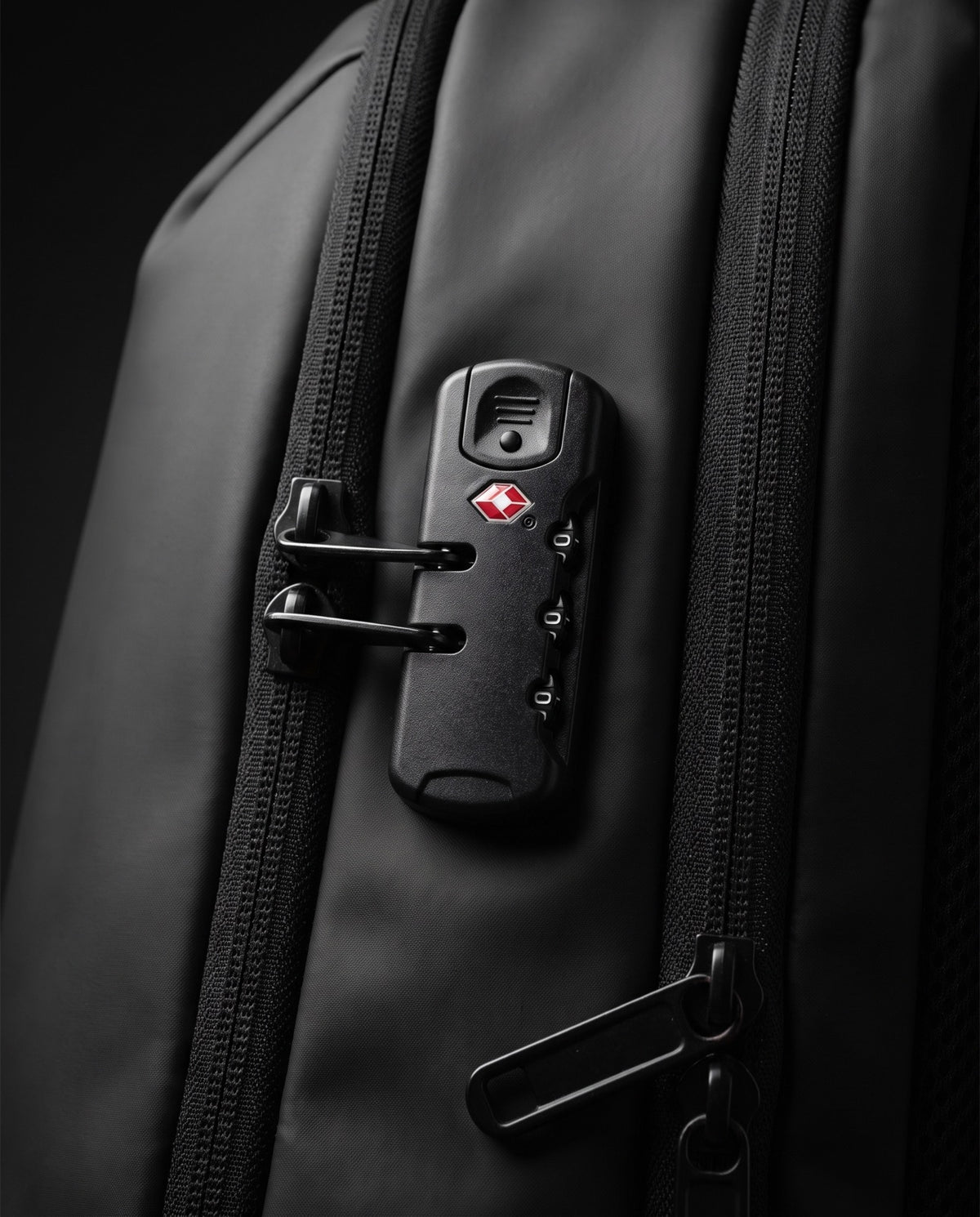 Candado TSA integrado en el lateral de la mochila Zetics